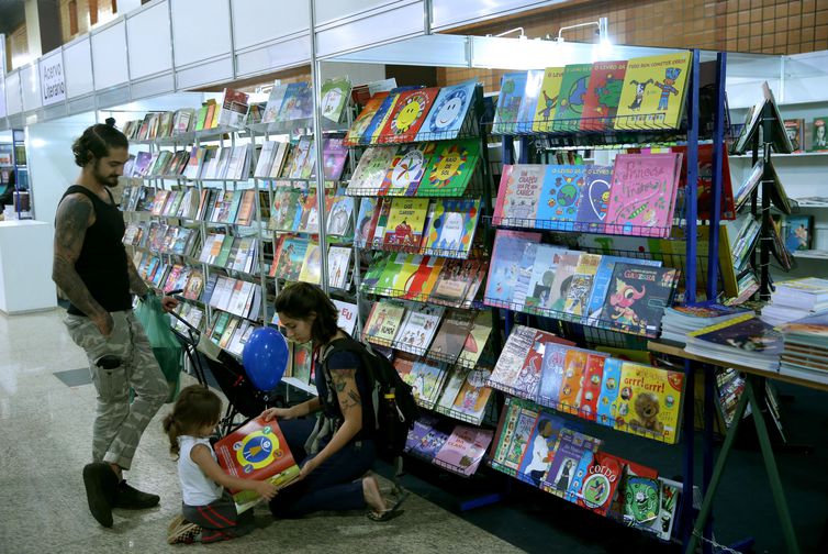 Mercado editorial brasileiro vive crises, aponta CBL