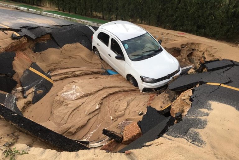 Carro é tragado por cratera no bairro Aruana