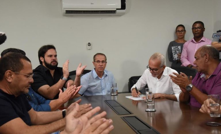 Edvaldo sanciona leis que amplia isenção do IPTU e perdoa dívidas
