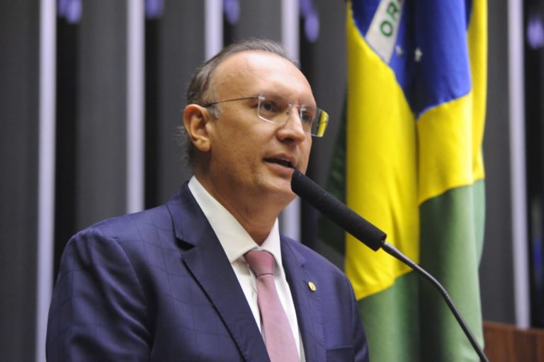 Deputado diz que aéreas estão assaltando os brasileiros