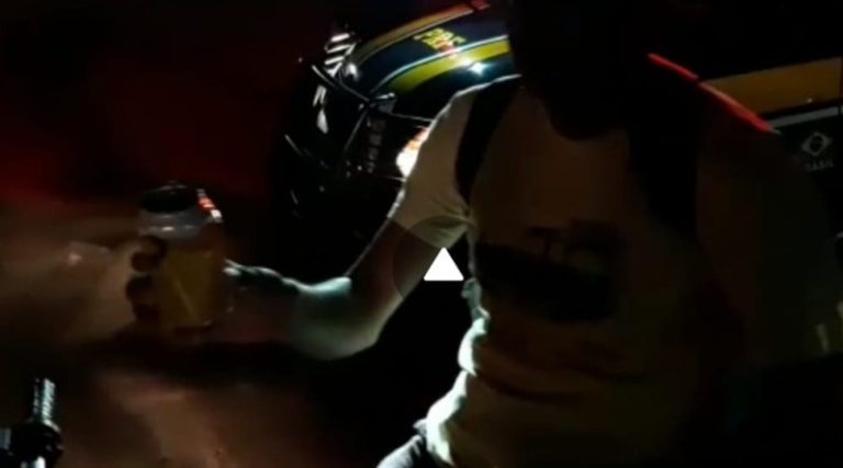 PRF prende motociclista com lata de cerveja na mão