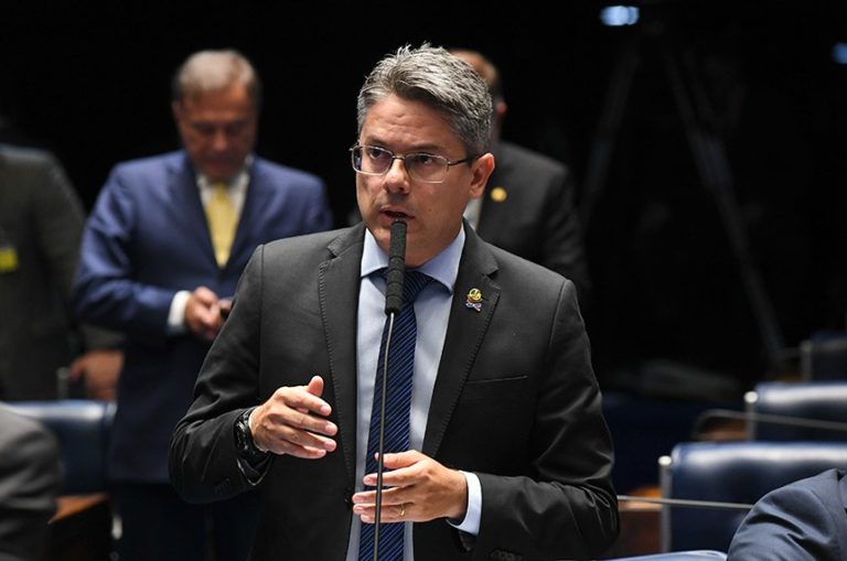 Senador cobra liberação do seguro-defeso para pescadores