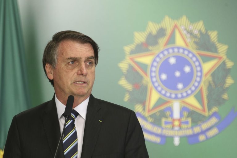 Bolsonaro diz a embaixador que Brasil vai ajudar o povo libanês