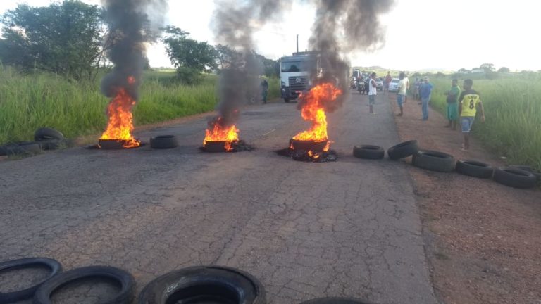 Motoristas bloqueiam dois trechos da SE-170