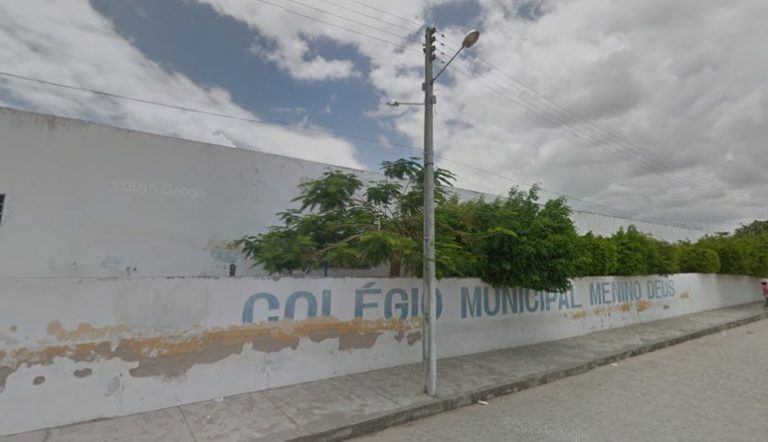 Armado com faca, adolescente causa terror em colégio