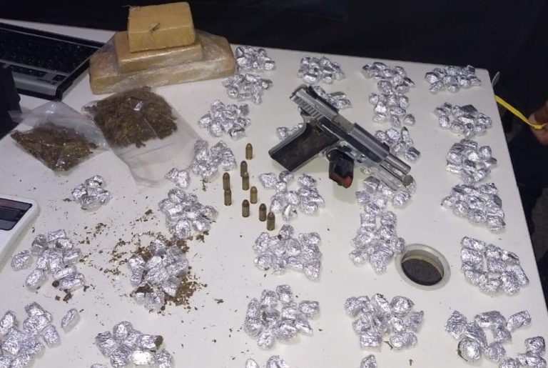 Ex-presidiário é detido com pistola e maconha