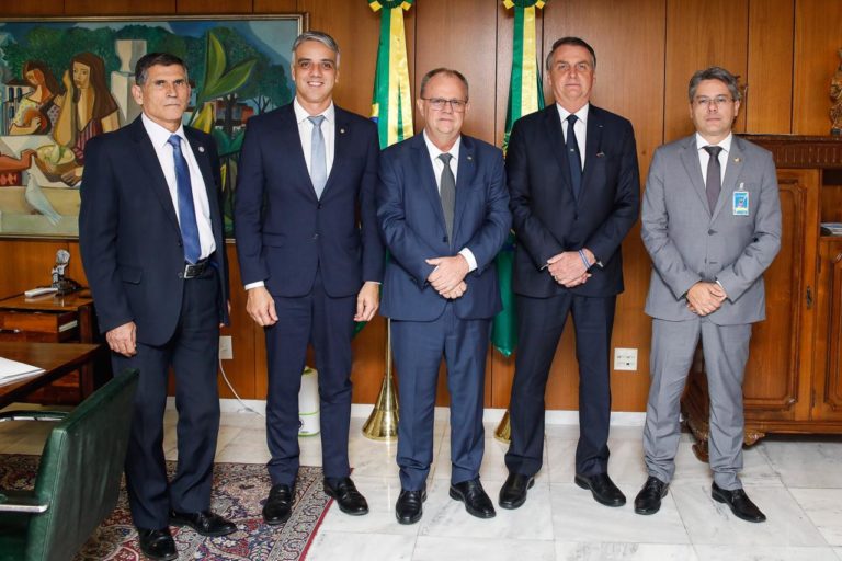 Belivaldo é recebido por Bolsonaro e cobra investimentos