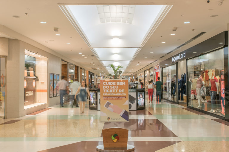 Após pressão, Governo vai se reunir com representantes de shoppings centers
