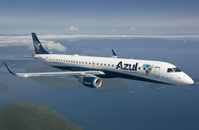 Passageira denuncia importunação sexual e omissão em voo da Azul