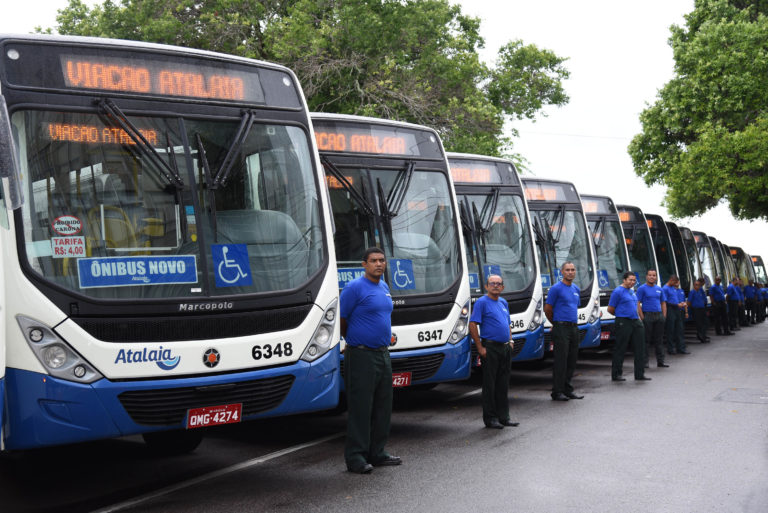Prefeitura entrega 28 novos ônibus do transporte público