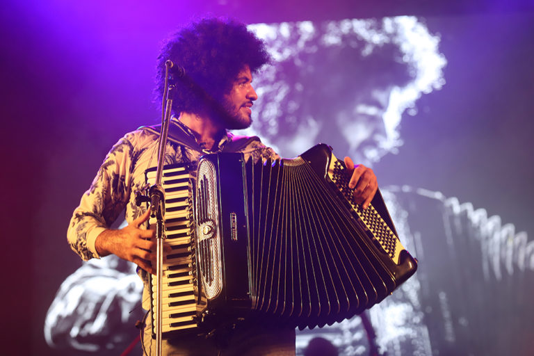 Mestrinho e Cavaleiros do Forró lotam o Forró Caju