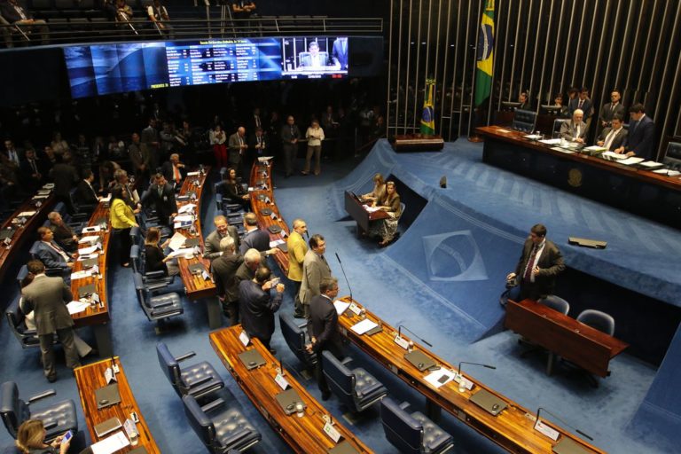 Senado derruba decreto que flexibiliza acesso a armas