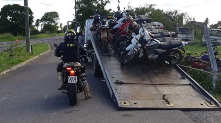 PRF detém homem e recupera motocicleta roubada