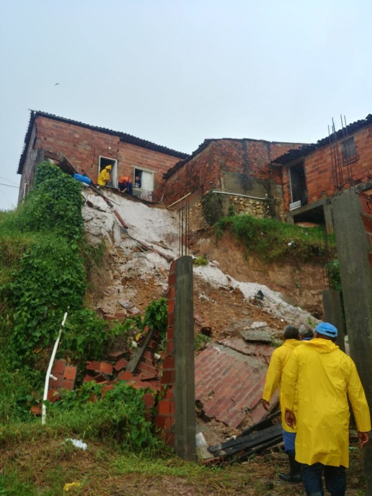 Chuva provoca deslizamento de encosta em São Cristóvão