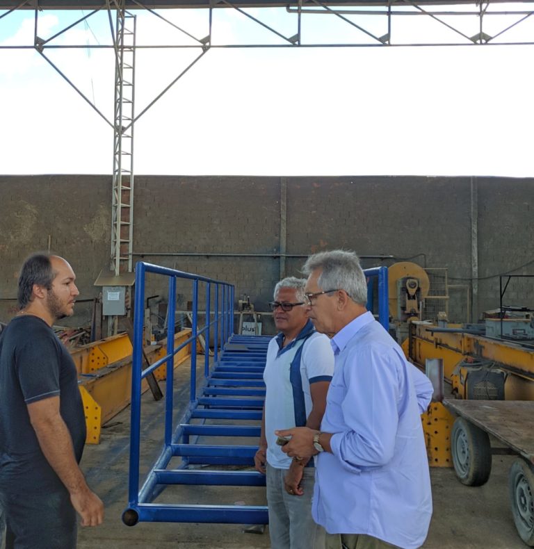 Marcos Santana visita obras de pavimentação no Rosa Elze