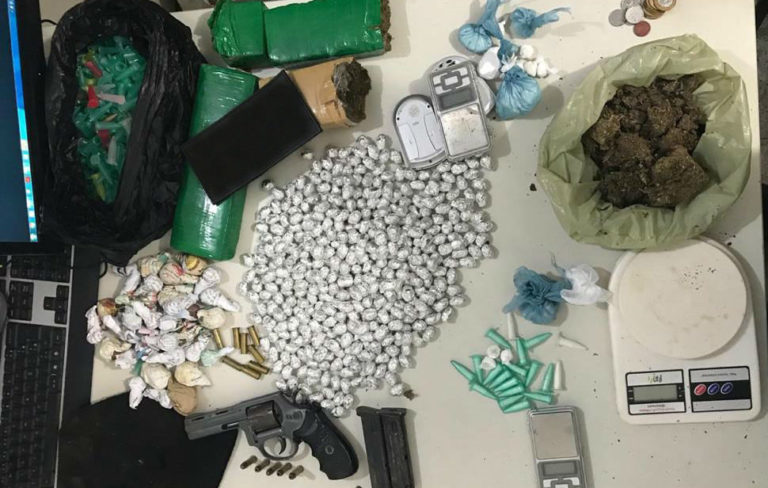 Homem é preso com mais de 100 pedras de crack