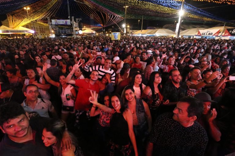 Artistas locais e nacionais se apresentam no Forró Caju