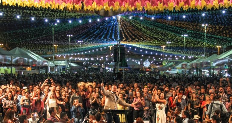Abertura do Arraiá do Povo atrai milhares de forrozeiros