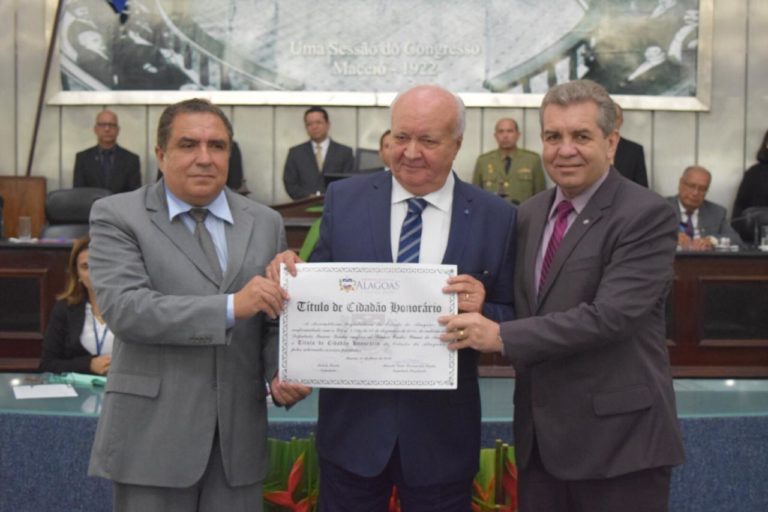 Conselheiro Carlos Pinna recebe título de Cidadão Alagoano