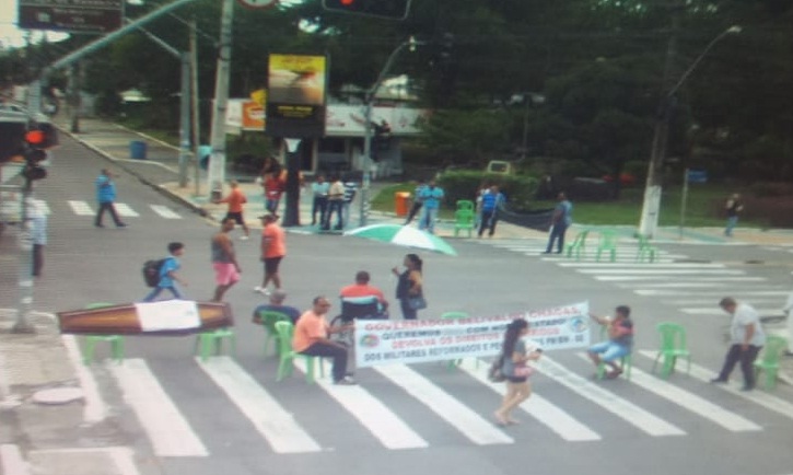 Protesto fecha trânsito em avenidas da capital