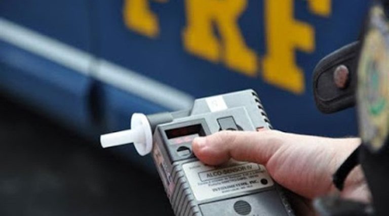 Condutor embriagado provoca acidente e é detido pela PRF