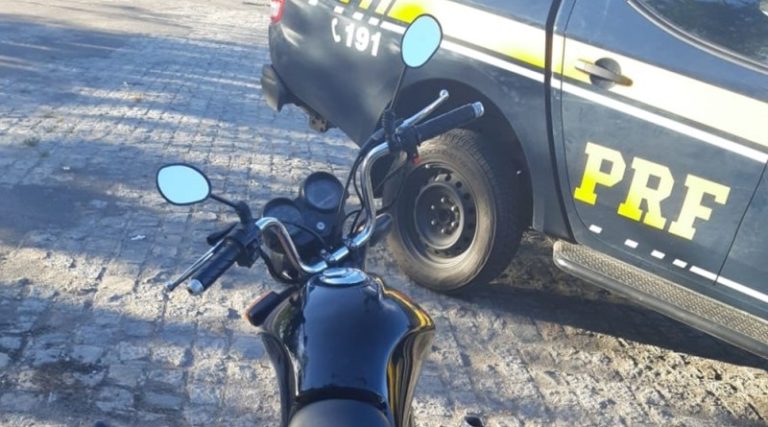 PRF flagra motociclista com manobras perigosas na BR-101