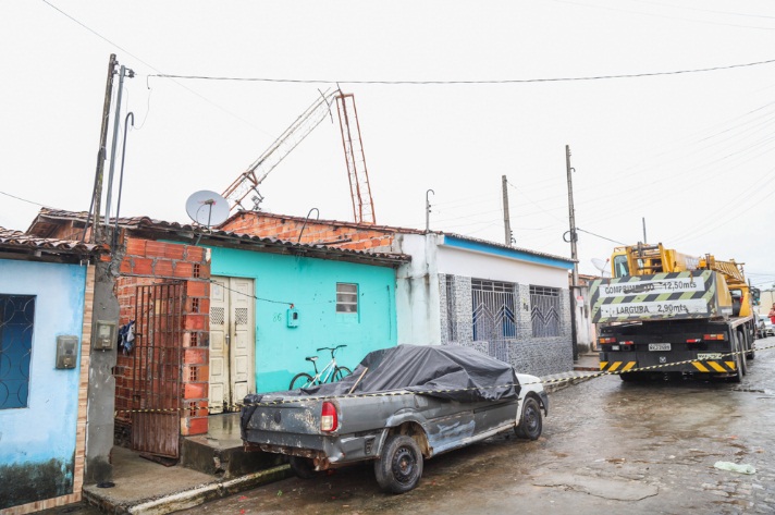 Torre de 36 metros cai sobre três casas em Umbaúba