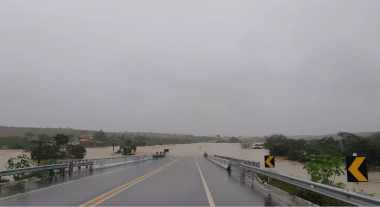 Barragem transborda e bloqueia trecho da BR-235 que liga Bahia a Sergipe