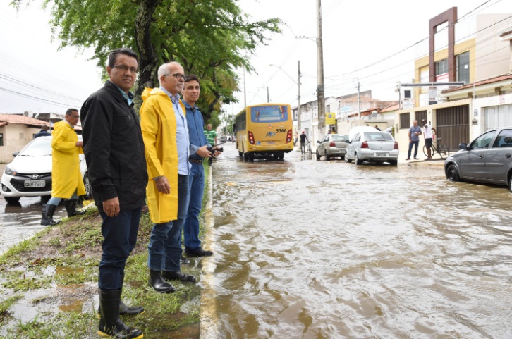 Prefeito visita áreas mais afetadas pelas chuvas