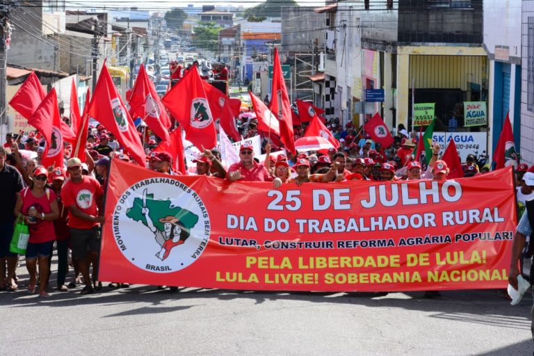 Trabalhadores rurais marcham em Aracaju