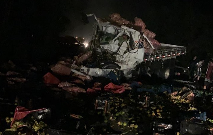 Choque entre caminhões deixa dois mortos e um ferido