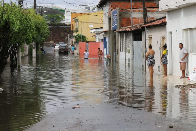 Infectologista alerta sobre riscos de imóveis alagados