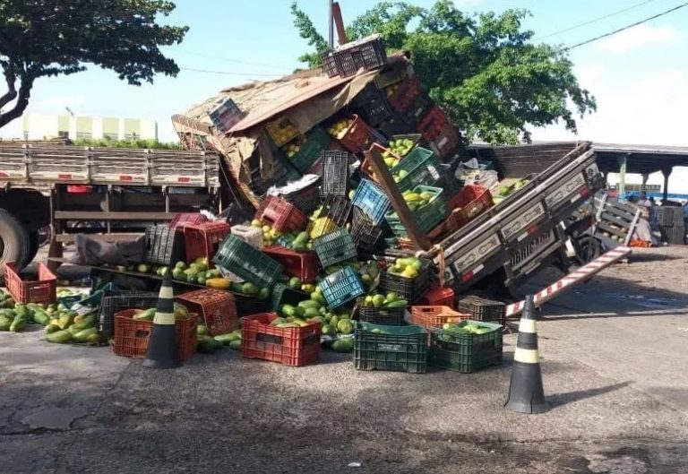 Caminhão com frutas tomba no Ceasa