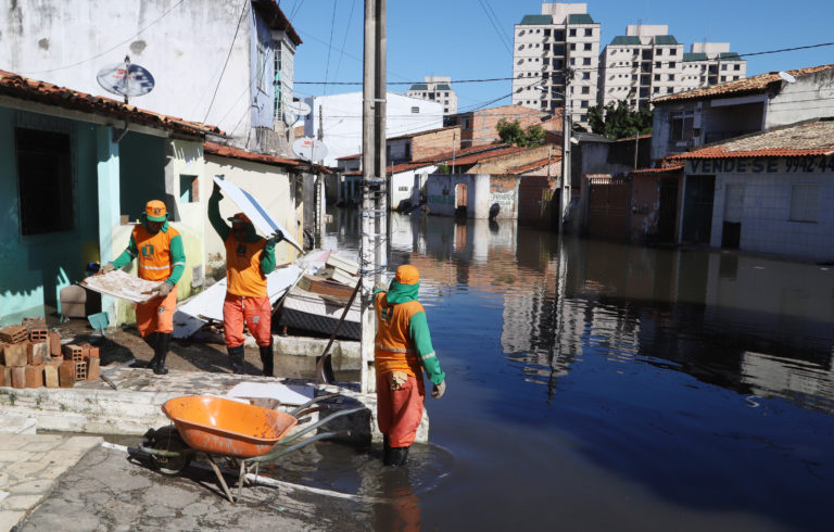 Prefeitura assiste famílias desalojadas na capital