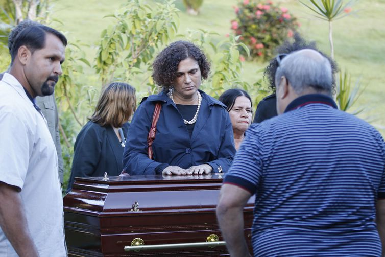 João Gilberto é sepultado ao som de pássaros e aplausos