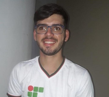 Estudante precisa fazer cirurgia para não cegar