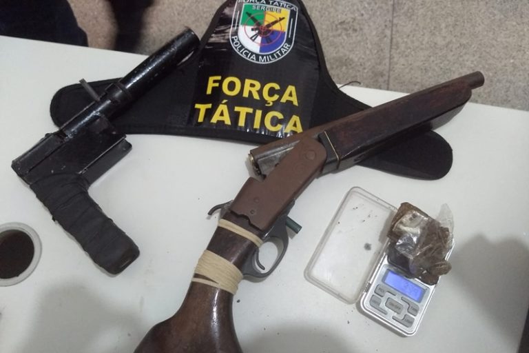 Dupla é flagrada com armas e droga no Santa Maria