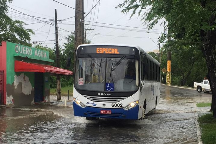 Ônibus fazem transporte gratuito no Santa Lúcia