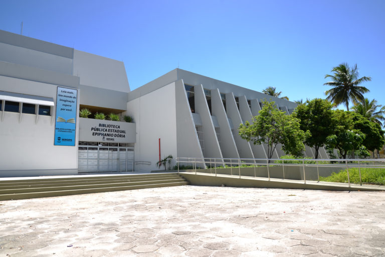 CBM debela princípio de incêndio em biblioteca