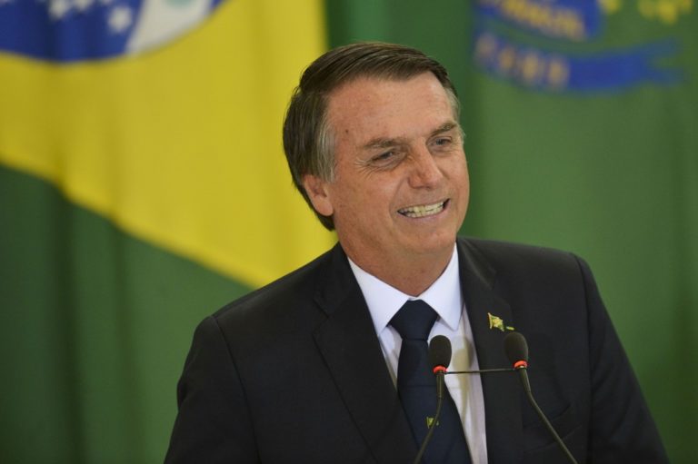 Mandei cancelar protocolo de intenção de compra de vacina da China, diz Bolsonaro