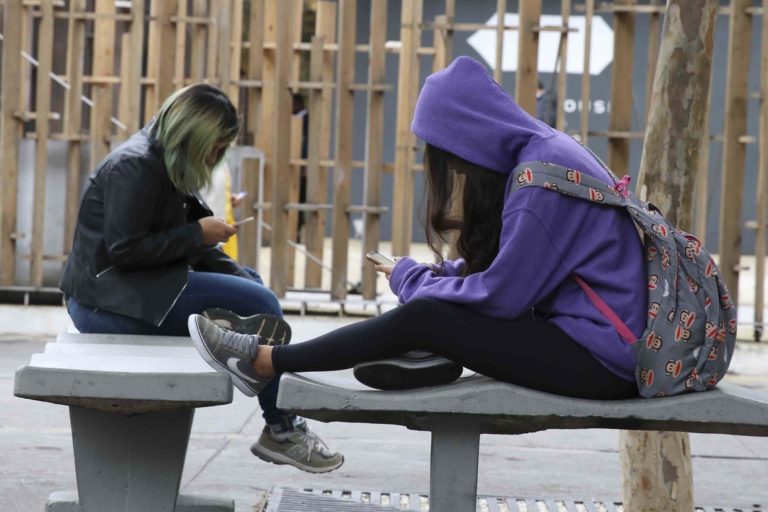 Uso de celular com cabeça inclinada pode causar lesão
