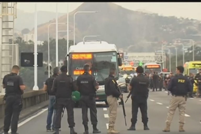 Sequestrador de ônibus no Rio é morto pela polícia