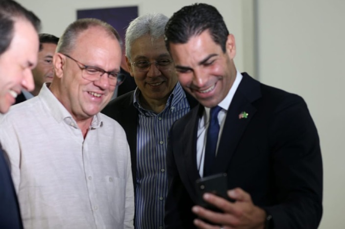 Prefeito de Miami (EUA) visita Usina Termelétrica de Sergipe
