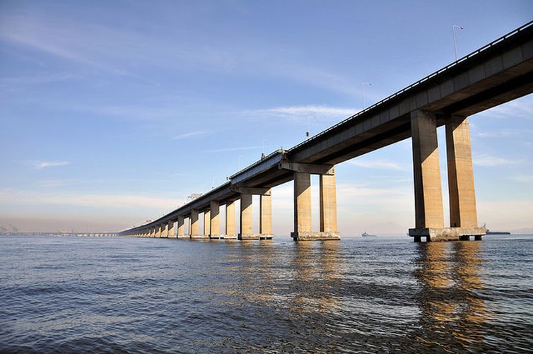 Homem mantém reféns em ônibus na Ponte Rio-Niterói