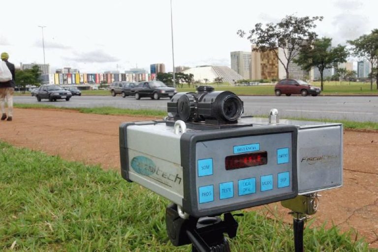 Bolsonaro manda suspender uso de radares em BRs