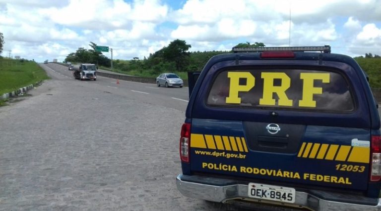 PRF recupera na BR 101 caminhão roubado