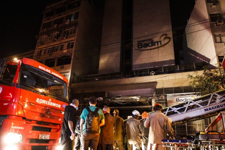 Incêndio em hospital no Rio deixa pelo menos dez mortos