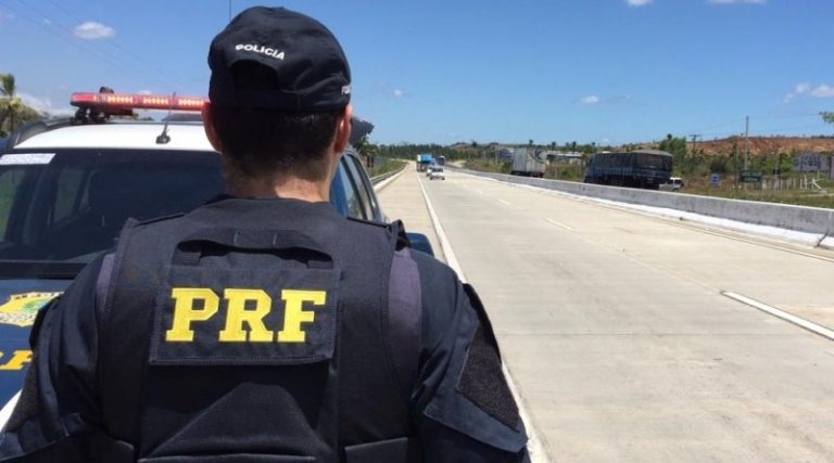 PRF detém condutor dirigindo carro roubado
