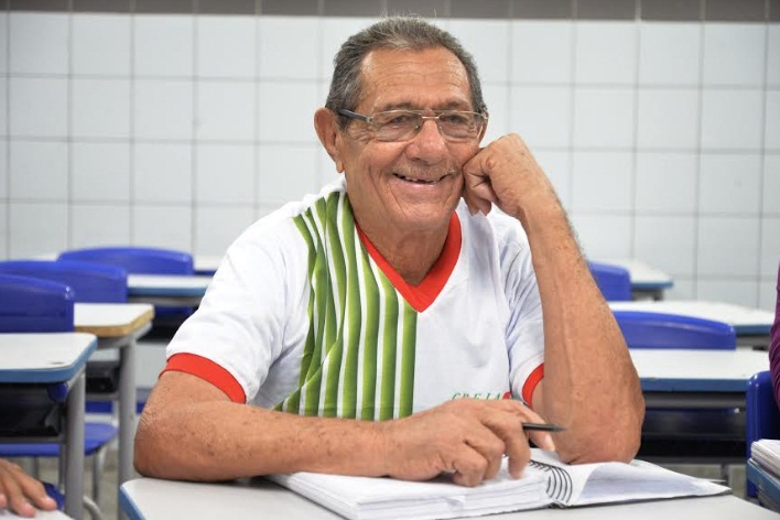 Aos 88 anos, caminhoneiro frequenta escola pela 1ª vez