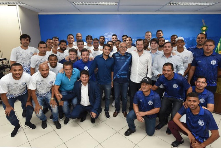 Edvaldo recebe jogadores do Confiança
